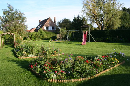 Derrière la piscine