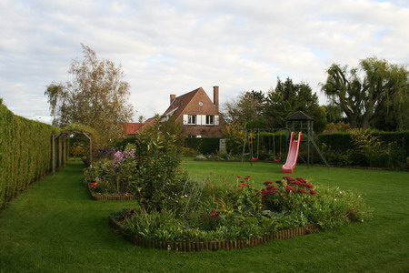 Derrière la piscine