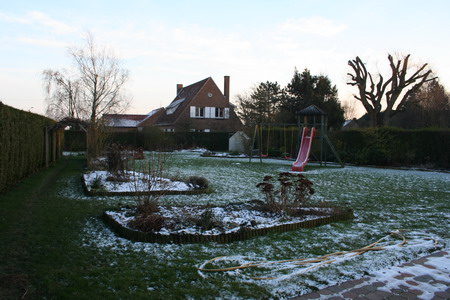 Derrière la piscine