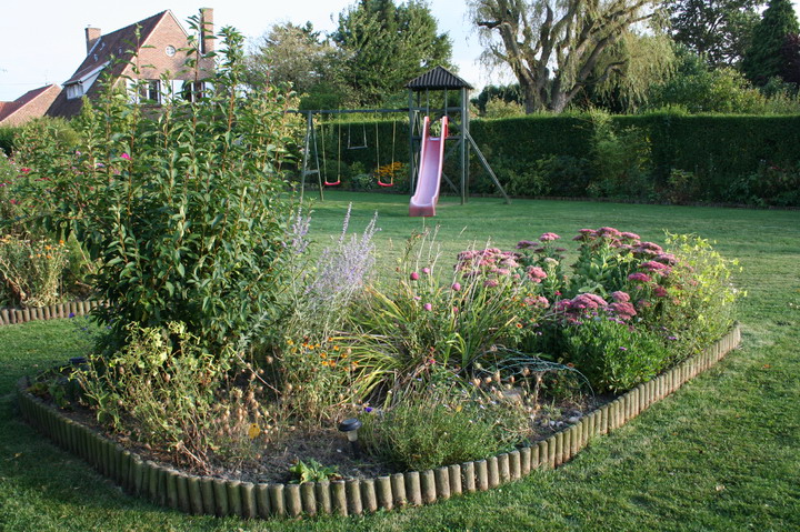 Derrière la piscine