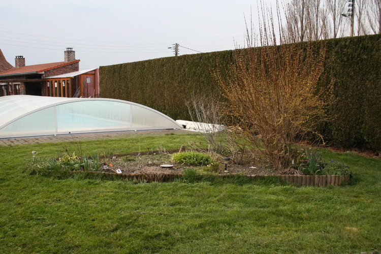 derriere la piscine