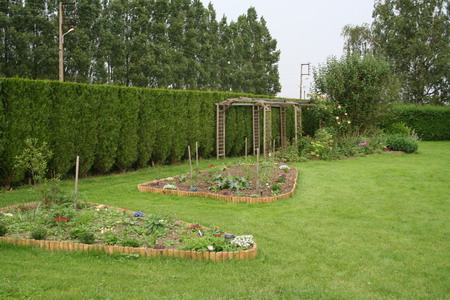 Derrière la piscine